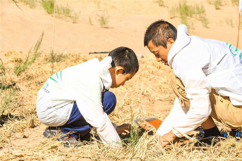  “绿动未来”甘肃植树行 沙漠边的孩子迎来又一片“绿动未来爱心林”